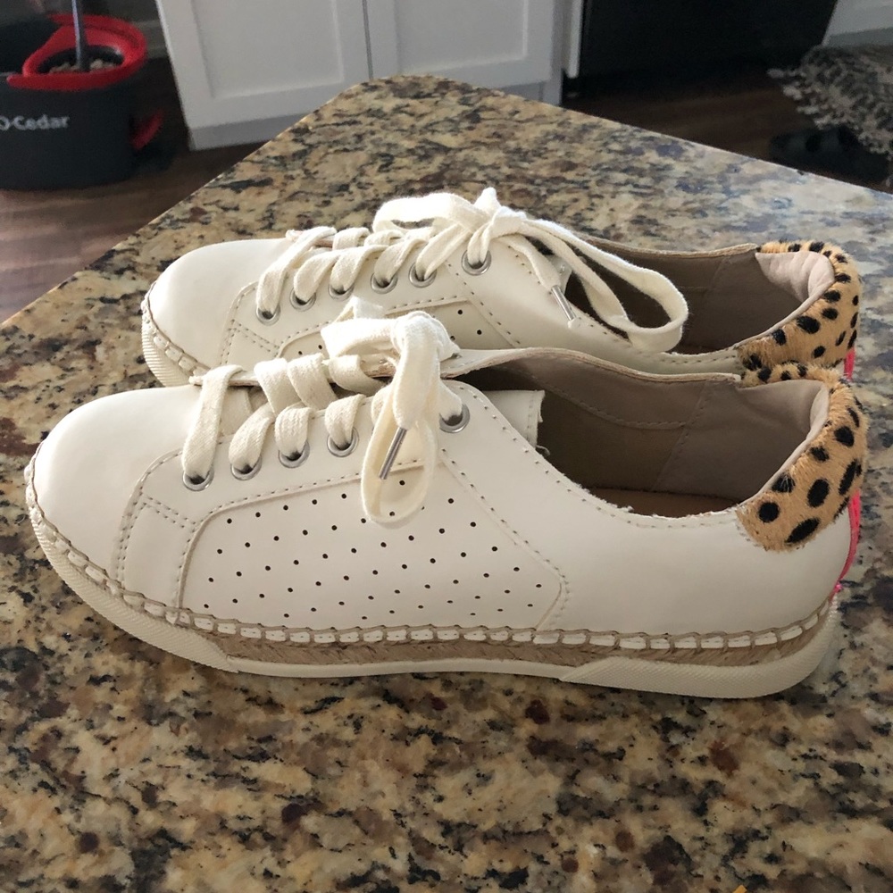 Sneakers size 8